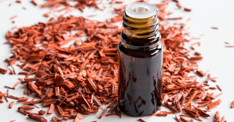 Sandalwood essential oil restores the moisture balance in the skin. 